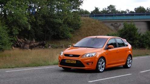 Fel oranje autos zie je niet vaak. Toch is er n auto waarbij die kleur helemaal thuishoort, en dan hebben we het niet over de General Lee van de Dukes of Hazzard. En als je de motor tot leven wekt,