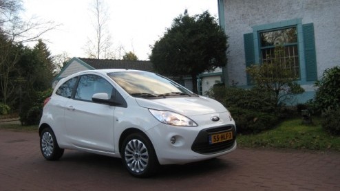 Na bijna 12 jaar op de markt te zijn geweest was het toch echt tijd voor een nieuwe Ford Ka. Het merk raakte aan de praat met Fiat, die de 500 in ontwikkeling had. Ford mengde zich in het proces en zi