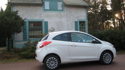 Na bijna 12 jaar op de markt te zijn geweest was het toch echt tijd voor een nieuwe Ford Ka. Het merk raakte aan de praat met Fiat, die de 500 in ontwikkeling had. Ford mengde zich in het proces en zi