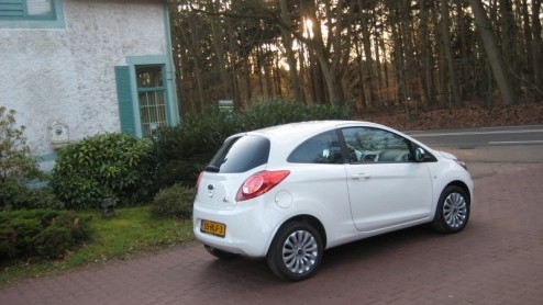 Na bijna 12 jaar op de markt te zijn geweest was het toch echt tijd voor een nieuwe Ford Ka. Het merk raakte aan de praat met Fiat, die de 500 in ontwikkeling had. Ford mengde zich in het proces en zi