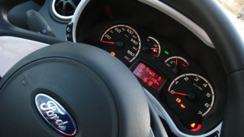 Na bijna 12 jaar op de markt te zijn geweest was het toch echt tijd voor een nieuwe Ford Ka. Het merk raakte aan de praat met Fiat, die de 500 in ontwikkeling had. Ford mengde zich in het proces en zi