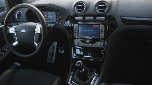Een Ford Mondeo die nt even anders dan anders is; ze bestaan! En dan bedoelen we niet een oudje met fout lichtmetaal, maar een Mondeo Wagon met Titanium S-Pack. Door deze ruime combi rondom sportief