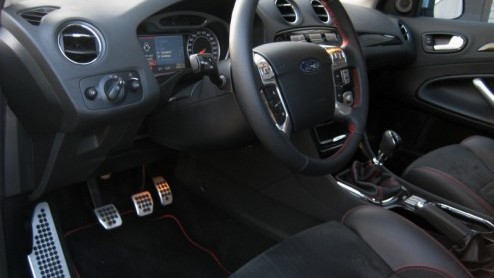 Een Ford Mondeo die nt even anders dan anders is; ze bestaan! En dan bedoelen we niet een oudje met fout lichtmetaal, maar een Mondeo Wagon met Titanium S-Pack. Door deze ruime combi rondom sportief