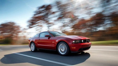 De auto die hier officieel niet leverbaar is maar wel menigeen kent is de Ford Mustang. Deze krachtige Amerikaan is opgefrist voor komend jaar, de wijzigingen versterken zijn musculaire karakter.