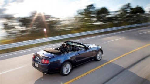 De auto die hier officieel niet leverbaar is maar wel menigeen kent is de Ford Mustang. Deze krachtige Amerikaan is opgefrist voor komend jaar, de wijzigingen versterken zijn musculaire karakter.