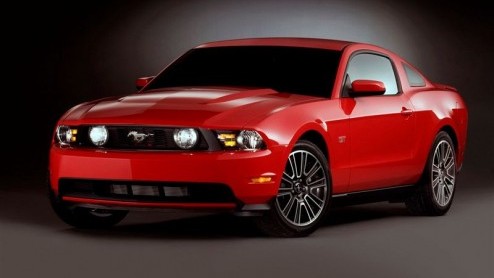 De auto die hier officieel niet leverbaar is maar wel menigeen kent is de Ford Mustang. Deze krachtige Amerikaan is opgefrist voor komend jaar, de wijzigingen versterken zijn musculaire karakter.