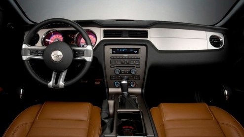 De auto die hier officieel niet leverbaar is maar wel menigeen kent is de Ford Mustang. Deze krachtige Amerikaan is opgefrist voor komend jaar, de wijzigingen versterken zijn musculaire karakter.