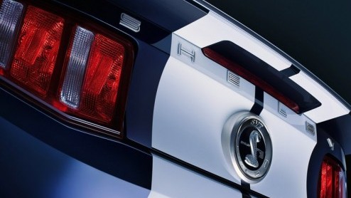 Het nieuwe jaar is nog amper een feit, of we kunnen al kennismaken met een krachtige nieuwkomer, de Ford Mustang Shelby GT500 Coupe en Cabriolet. Deze begeerlijke muscle car met 540 asfaltverslindende