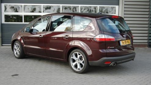 Fords S-MAX was de eerste in de familie die de ontwerpstijl Kinetic Design mocht vertegenwoordigen. Kracht, energie en sportiviteit zijn onlosmakelijk verbonden met deze filosofie, ook in een ruimtel