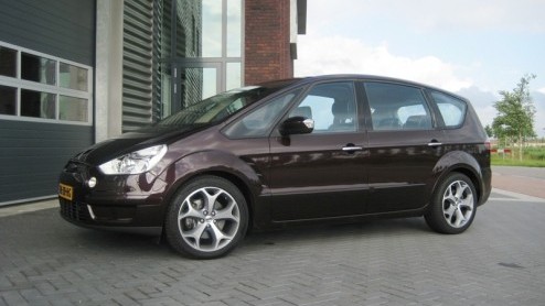 Fords S-MAX was de eerste in de familie die de ontwerpstijl Kinetic Design mocht vertegenwoordigen. Kracht, energie en sportiviteit zijn onlosmakelijk verbonden met deze filosofie, ook in een ruimtel