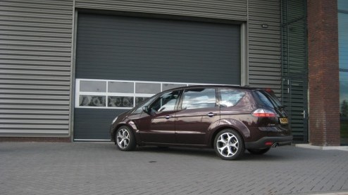 Fords S-MAX was de eerste in de familie die de ontwerpstijl Kinetic Design mocht vertegenwoordigen. Kracht, energie en sportiviteit zijn onlosmakelijk verbonden met deze filosofie, ook in een ruimtel