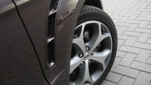 Fords S-MAX was de eerste in de familie die de ontwerpstijl Kinetic Design mocht vertegenwoordigen. Kracht, energie en sportiviteit zijn onlosmakelijk verbonden met deze filosofie, ook in een ruimtel