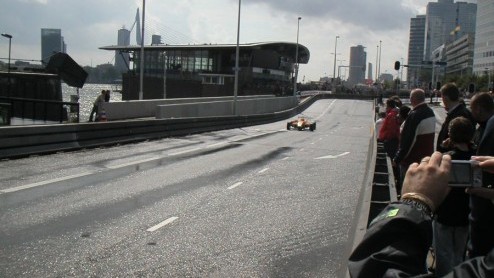 Zondag 20 augustus was de dag dat autoraceminnend Nederland zijn hart op kon halen in Rotterdam bij de Bavaria City Racing. Autovandaag was aanwezig op dit racespektakel en heeft speciaal voor jullie 