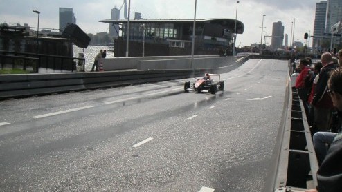 Zondag 20 augustus was de dag dat autoraceminnend Nederland zijn hart op kon halen in Rotterdam bij de Bavaria City Racing. Autovandaag was aanwezig op dit racespektakel en heeft speciaal voor jullie 