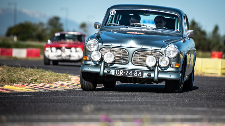 Equipe AutoVandaag doet mee met de 66ste editie van de Tulpenrallye en brengt regelmatig verslag uit.