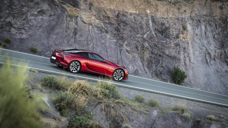 Lexus heeft inmiddels de prijzen bekend gemaakt van de nieuwe LC500 die vanaf augustus leverbaar is.