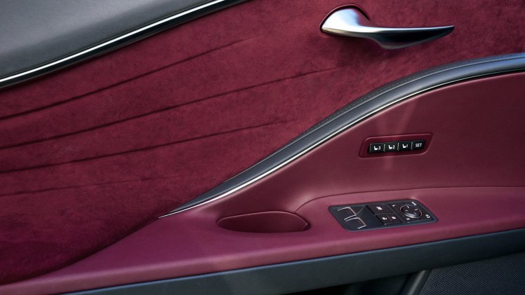 Lexus heeft inmiddels de prijzen bekend gemaakt van de nieuwe LC500 die vanaf augustus leverbaar is.