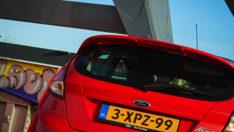 Autoverkopen 2015 1.2% gestegen in de eerste vier maanden. Prognose branche blijft 400.000 stuks, terwijl verschillende automerken positiever gestemd zijn.