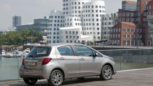 Rijtest vernieuwde Toyota Yaris. De facelift van de Toyota Yaris kostte 85 miljoen euro, maar pakt ook omvangrijker uit dan het eerste oog doet vermoeden.
