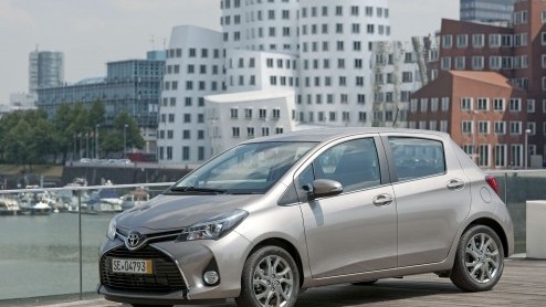 Rijtest vernieuwde Toyota Yaris. De facelift van de Toyota Yaris kostte 85 miljoen euro, maar pakt ook omvangrijker uit dan het eerste oog doet vermoeden.