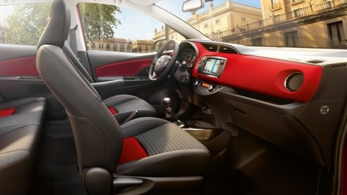 Rijtest vernieuwde Toyota Yaris. De facelift van de Toyota Yaris kostte 85 miljoen euro, maar pakt ook omvangrijker uit dan het eerste oog doet vermoeden.