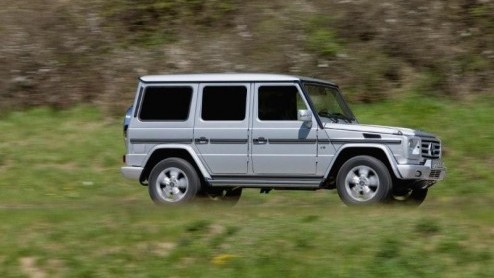 Het aantal vernieuwingen en mini-facelits aan de Mercedes G-Klasse is ontelbaar. Voor modeljaar 2009 is het merk ook aan de slag gegaan met deze klassieke terreinreus. Naast nieuwe uiterlijkheden we