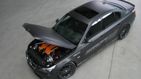 De firma G-Power houdt wel van snelheid. Zij namen een BMW M5 onder handen, doopten deze om tot de 750 pk sterke Hurricane RS en vestigden afgelopen maand een wereldrecord, van maar liefst 367.4 km/u.