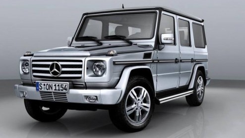 Het aantal vernieuwingen en mini-facelits aan de Mercedes G-Klasse is ontelbaar. Voor modeljaar 2009 is het merk ook aan de slag gegaan met deze klassieke terreinreus. Naast nieuwe uiterlijkheden we