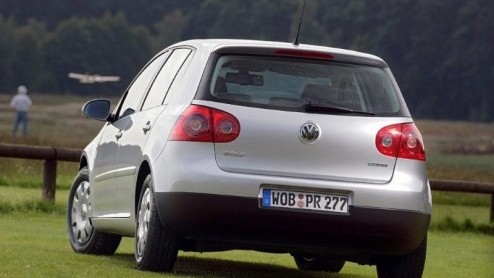 Nadat Volkswagen de Passat en Polo een BlueMotion behandeling heeft gegeven, moeten nu ook de Golf en Golf Plus er aan geloven. En helemaal erg is dat niet. Het pakket maatregelen is bijna niet te zie