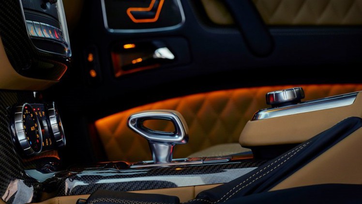 De variaties op het thema Mercedes-Benz G-Klasse zijn nog lang niet op, getuige deze nieuwe creatie. Mercedes-Maybach verlengde de auto en maakte er een Landaulet van.