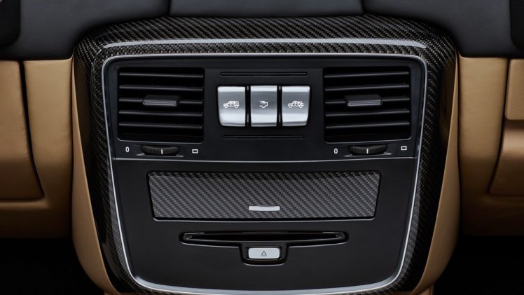 De variaties op het thema Mercedes-Benz G-Klasse zijn nog lang niet op, getuige deze nieuwe creatie. Mercedes-Maybach verlengde de auto en maakte er een Landaulet van.