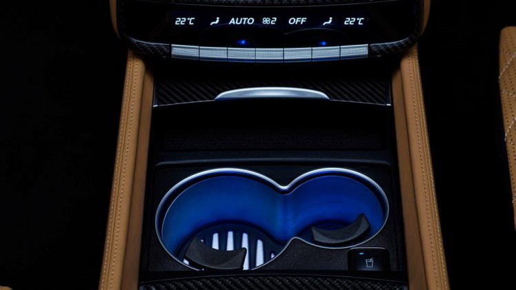 De variaties op het thema Mercedes-Benz G-Klasse zijn nog lang niet op, getuige deze nieuwe creatie. Mercedes-Maybach verlengde de auto en maakte er een Landaulet van.