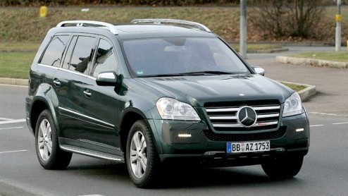 Goed kijken, dit is de gefacelifte Mercedes GL-Klasse. Deze fullsize SUV is sinds 2006 op de markt, voor Mercedes tijd om in 2009 de GL langs de visagie te sturen. De wijzigingen zijn echter subtiel