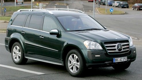 Goed kijken, dit is de gefacelifte Mercedes GL-Klasse. Deze fullsize SUV is sinds 2006 op de markt, voor Mercedes tijd om in 2009 de GL langs de visagie te sturen. De wijzigingen zijn echter subtiel