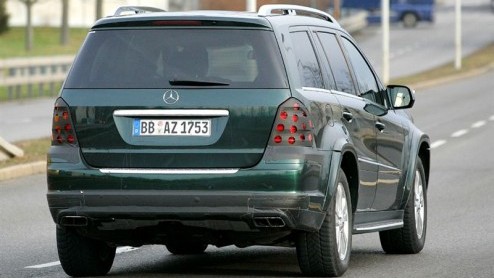 Goed kijken, dit is de gefacelifte Mercedes GL-Klasse. Deze fullsize SUV is sinds 2006 op de markt, voor Mercedes tijd om in 2009 de GL langs de visagie te sturen. De wijzigingen zijn echter subtiel