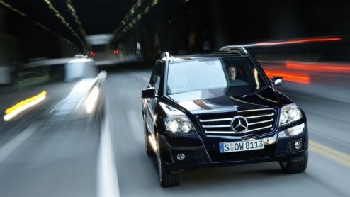 Over niet al te lange tijd gaat de Mercedes-Benz GLK-Klasse de Nederlandse wegen op. Zijn gepaste afmetingen en hoekige belijning geven de GLK een vertrouwde terrein-look mee, maar ook op de weg sta
