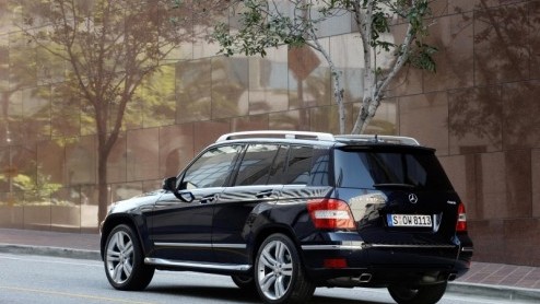 Over niet al te lange tijd gaat de Mercedes-Benz GLK-Klasse de Nederlandse wegen op. Zijn gepaste afmetingen en hoekige belijning geven de GLK een vertrouwde terrein-look mee, maar ook op de weg sta