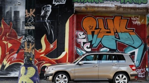 Over niet al te lange tijd gaat de Mercedes-Benz GLK-Klasse de Nederlandse wegen op. Zijn gepaste afmetingen en hoekige belijning geven de GLK een vertrouwde terrein-look mee, maar ook op de weg sta
