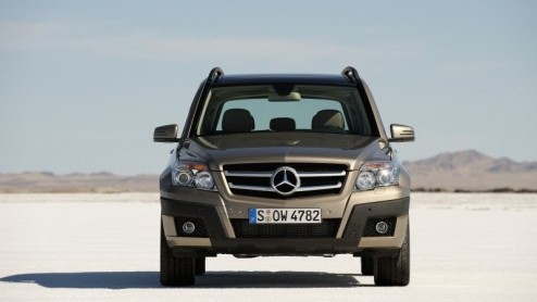 Over niet al te lange tijd gaat de Mercedes-Benz GLK-Klasse de Nederlandse wegen op. Zijn gepaste afmetingen en hoekige belijning geven de GLK een vertrouwde terrein-look mee, maar ook op de weg sta