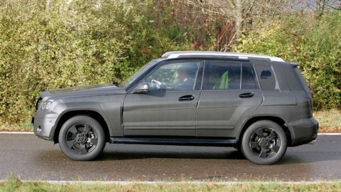 Een fikse lading scoops vandaag. Ondanks dat we de nieuwe Mercedes E-klasse pas in 2009 kunnen verwachten, hebben de spionagefotografen al beet. De W212 Estate staat op beeld en ook kunnen we een im