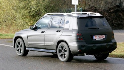 Een fikse lading scoops vandaag. Ondanks dat we de nieuwe Mercedes E-klasse pas in 2009 kunnen verwachten, hebben de spionagefotografen al beet. De W212 Estate staat op beeld en ook kunnen we een im