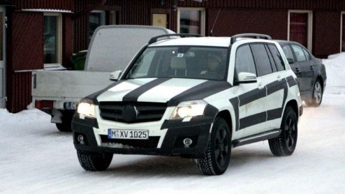 We hebben de Mercedes-Benz GLK concept al voorbij zien komen, maar de productieversie rijdt gewoon al in het wild rond. In een niet alledaags pak, dat wel. Bijgaande fotos tonen de GLK in winterse sf