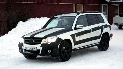 We hebben de Mercedes-Benz GLK concept al voorbij zien komen, maar de productieversie rijdt gewoon al in het wild rond. In een niet alledaags pak, dat wel. Bijgaande fotos tonen de GLK in winterse sf