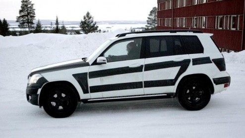 We hebben de Mercedes-Benz GLK concept al voorbij zien komen, maar de productieversie rijdt gewoon al in het wild rond. In een niet alledaags pak, dat wel. Bijgaande fotos tonen de GLK in winterse sf