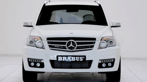 De Mercedes-Benz GLK staat nog niet koud bij de dealers, of tuningfirma Brabus heeft al een exemplaar beetgenomen. De hip-witte SUV wordt uitgevoerd met grotere wielen, motortuning en aangedikte looks