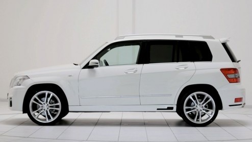 De Mercedes-Benz GLK staat nog niet koud bij de dealers, of tuningfirma Brabus heeft al een exemplaar beetgenomen. De hip-witte SUV wordt uitgevoerd met grotere wielen, motortuning en aangedikte looks