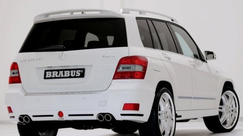 De Mercedes-Benz GLK staat nog niet koud bij de dealers, of tuningfirma Brabus heeft al een exemplaar beetgenomen. De hip-witte SUV wordt uitgevoerd met grotere wielen, motortuning en aangedikte looks