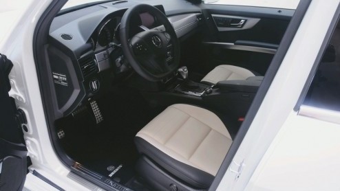 De Mercedes-Benz GLK staat nog niet koud bij de dealers, of tuningfirma Brabus heeft al een exemplaar beetgenomen. De hip-witte SUV wordt uitgevoerd met grotere wielen, motortuning en aangedikte looks