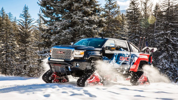 Met vier rupsen is de GMC Sierra oppermachtig in de sneeuw.