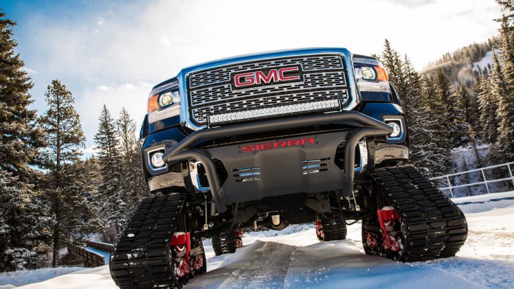 Met vier rupsen is de GMC Sierra oppermachtig in de sneeuw.